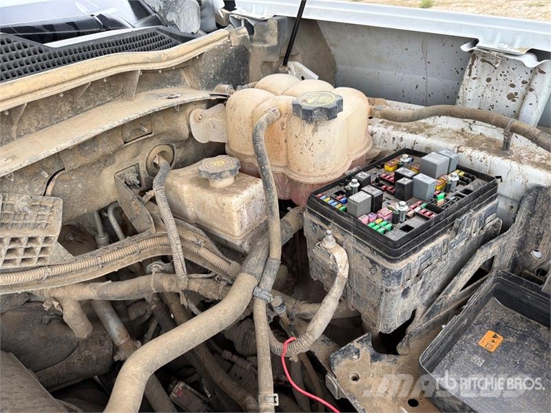 Chevrolet Silverado 2500 4x4 Crew Cab Pickup (Inoperable) Ostalo