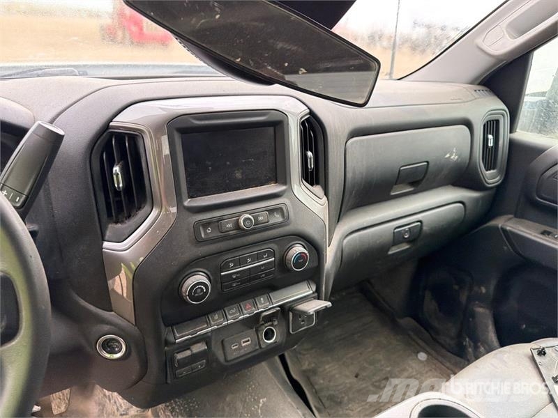 Chevrolet Silverado 2500 4x4 Crew Cab Pickup (Inoperable) Ostalo