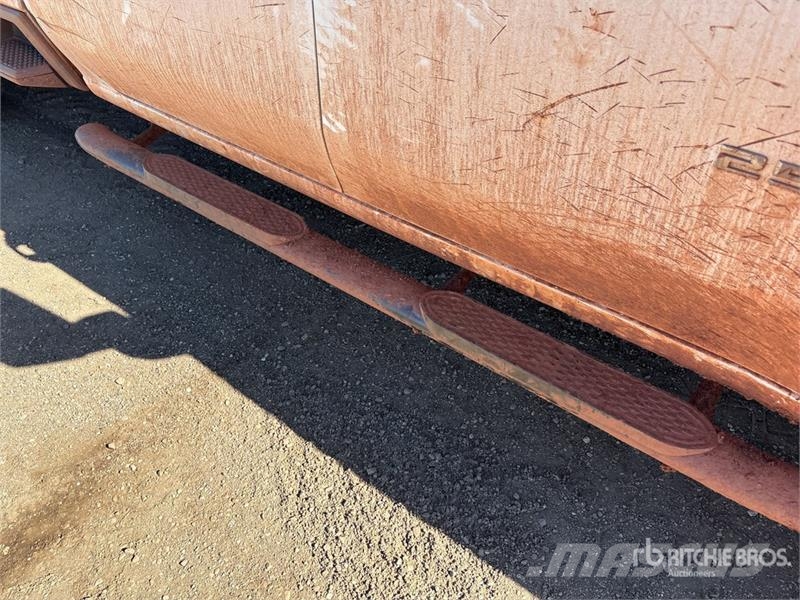 Chevrolet Silverado 2500 HD 4x4 Crew Cab Pickup Други