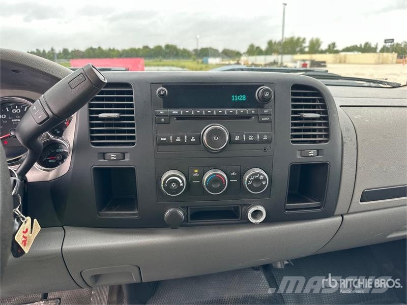 Chevrolet Silverado 3500HD 4x2 Crew Cab Service Truck Общински/универсални превозни средства