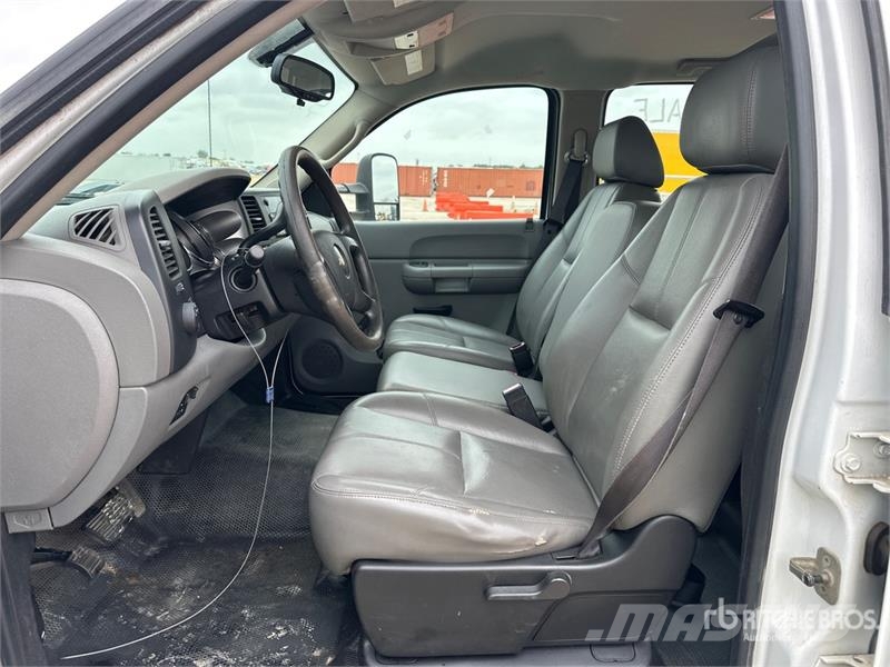 Chevrolet Silverado 3500HD 4x2 Crew Cab Service Truck Общински/универсални превозни средства