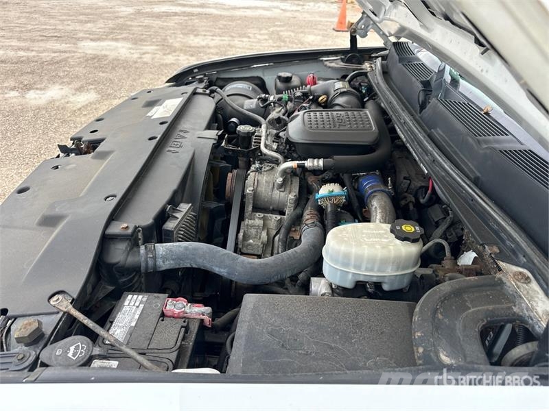Chevrolet Silverado 3500HD 4x2 Crew Cab Service Truck Общински/универсални превозни средства