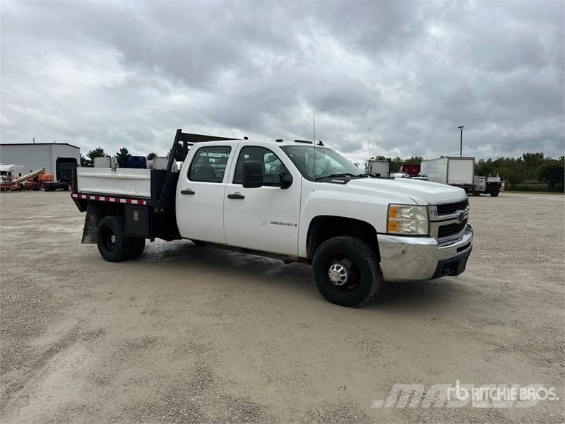 Chevrolet Silverado 3500HD 4x2 Crew Cab Service Truck Общински/универсални превозни средства