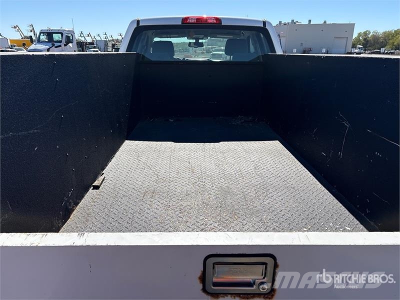 Chevrolet Silverado 3500HD شاحنات خفيفة/مفصلية الجوانب