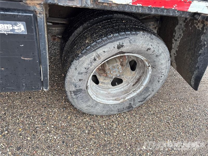 Chevrolet Silverado 3500HD شاحنات مسطحة/مفصلية الجوانب