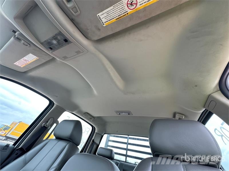 Chevrolet Silverado 3500HD 4x2 Crew Cab Service Truck Общински/универсални превозни средства