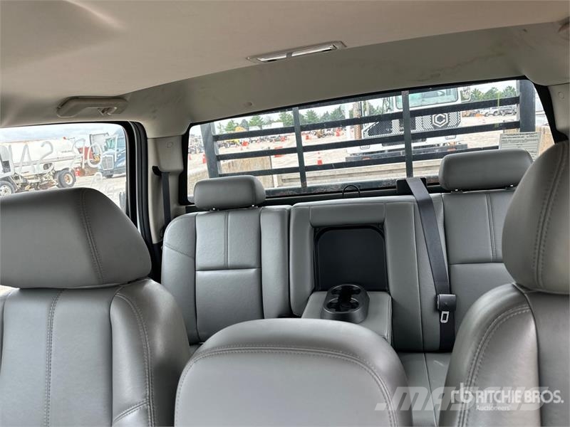 Chevrolet Silverado 3500HD 4x2 Crew Cab Service Truck Общински/универсални превозни средства