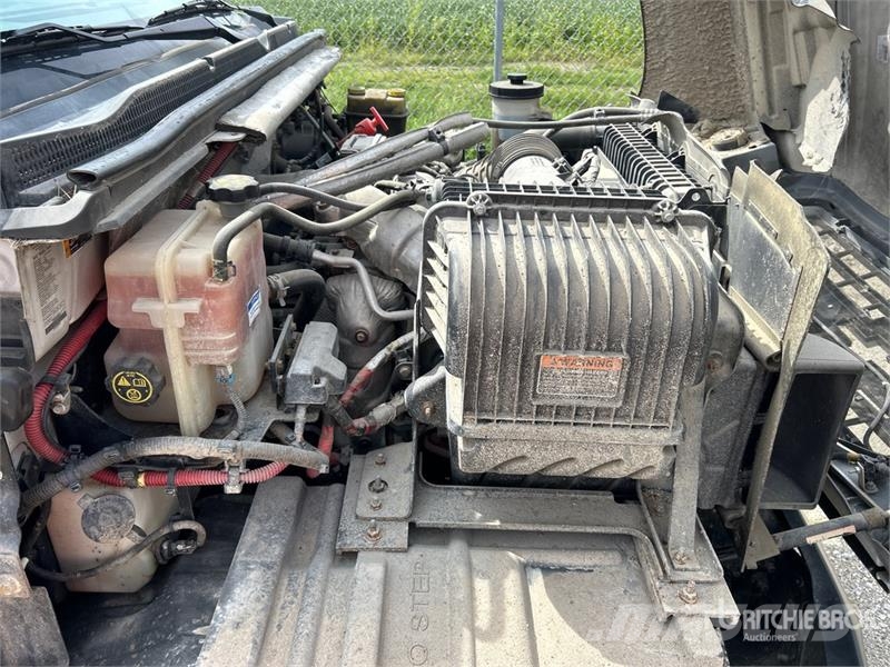 Chevrolet Silverado 4500HD 4x2 Crew Cab Utility Truck شاحنات خفيفة/مفصلية الجوانب