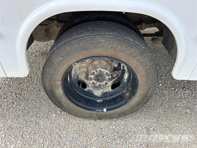 Chevrolet Silverado 4500HD 4x2 Crew Cab Utility Truck شاحنات خفيفة/مفصلية الجوانب