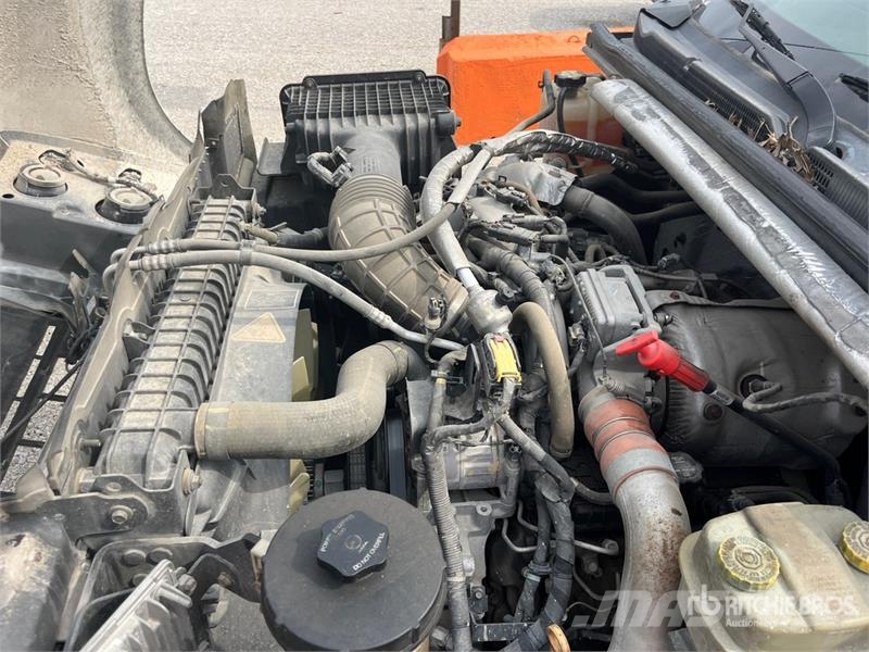 Chevrolet Silverado 4500HD 4x2 Crew Cab Utility Truck Nakladacia/sklápacia bočnica