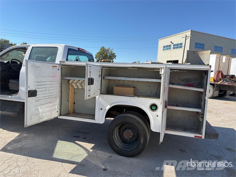 Chevrolet Silverado 5500HD 4x4 Crew Cab Utility Truck Prekucniki