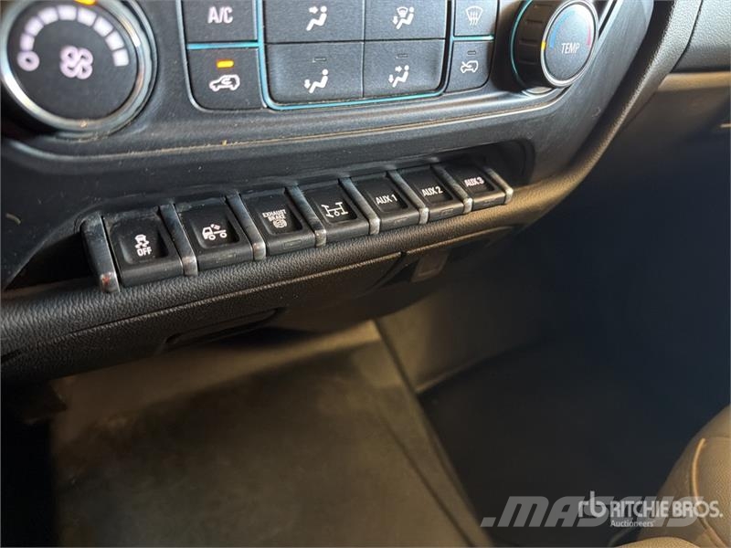 Chevrolet Silverado 5500HD 4x4 Crew Cab Utility Truck Prekucniki