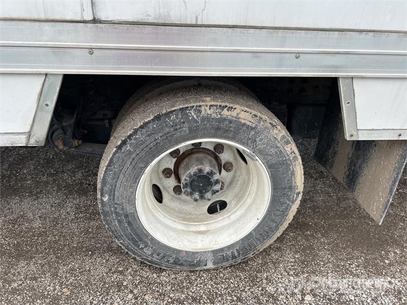 Chevrolet Silverado 6500 4x2 Van Truck شاحنات ذات هيكل صندوقي