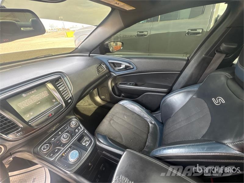 Chrysler 200 سيارات