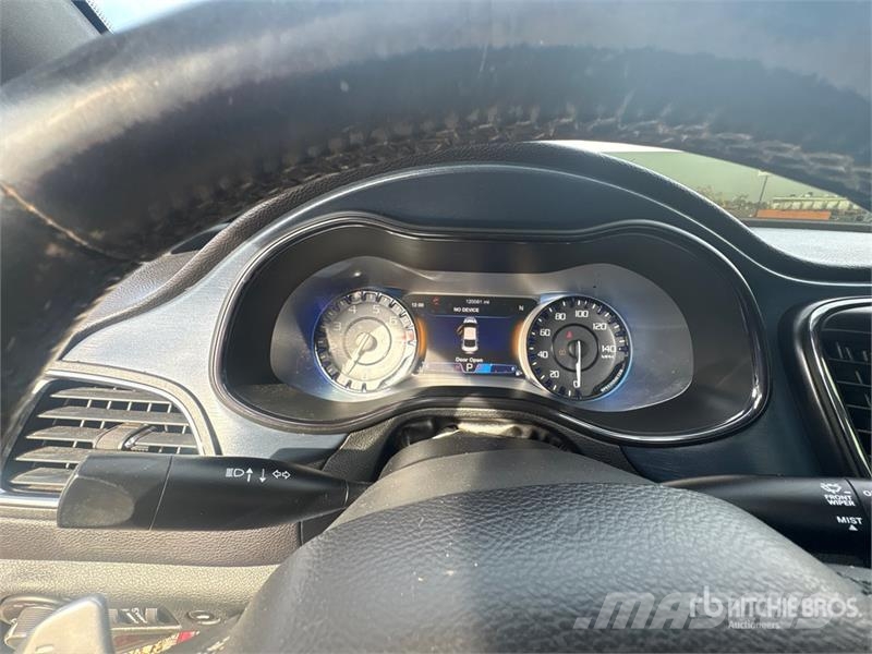 Chrysler 200 سيارات