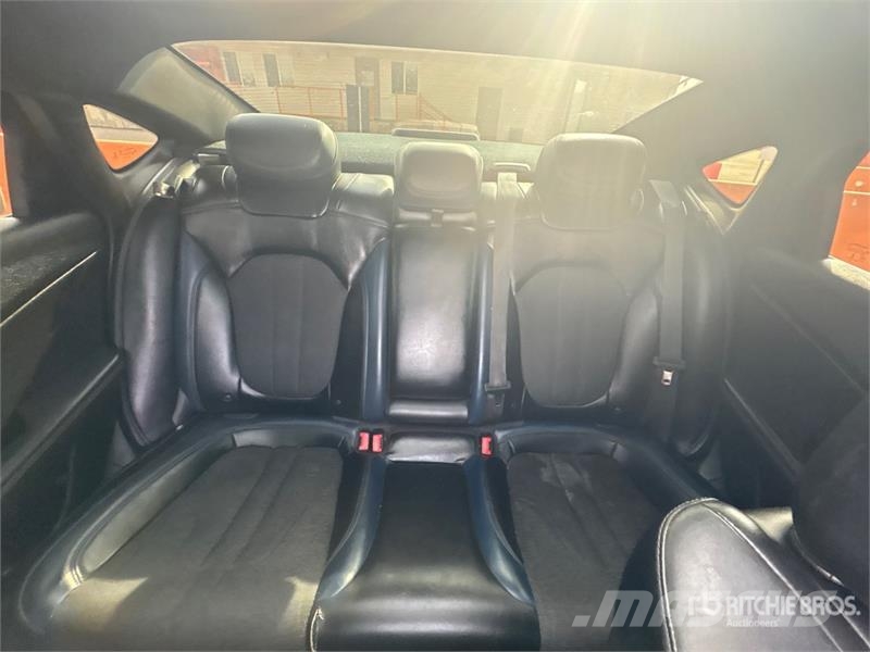 Chrysler 200 سيارات