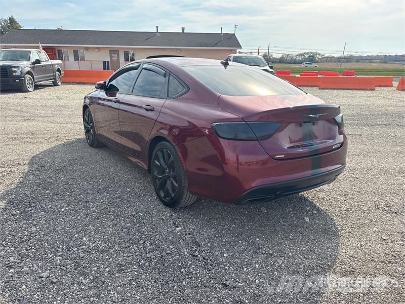 Chrysler 200 سيارات