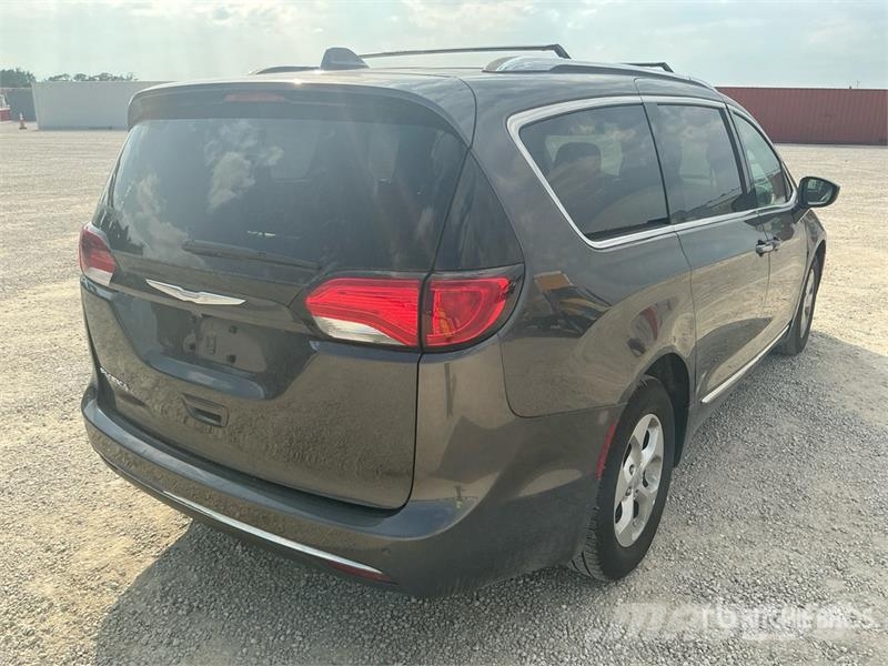 Chrysler Pacifica Minivan Kistehergépjárművek