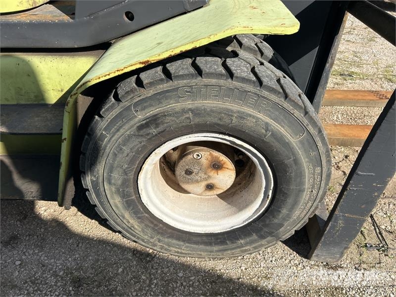 Clark CMP70 15500 lb Pneumatic Tire Forklift (Inoperable Iné