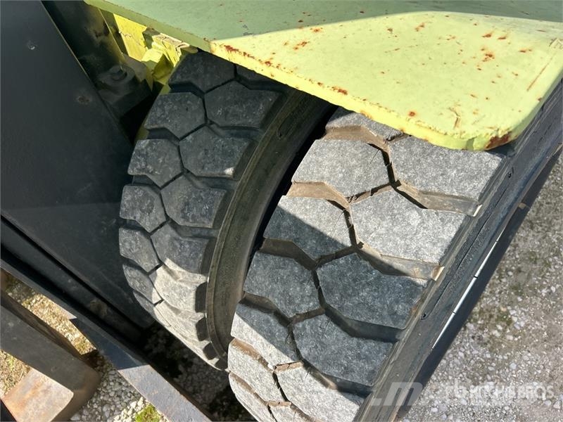 Clark CMP70 15500 lb Pneumatic Tire Forklift (Inoperable Iné
