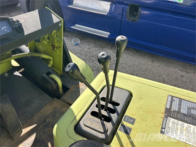 Clark CMP70 15500 lb Pneumatic Tire Forklift (Inoperable Iné