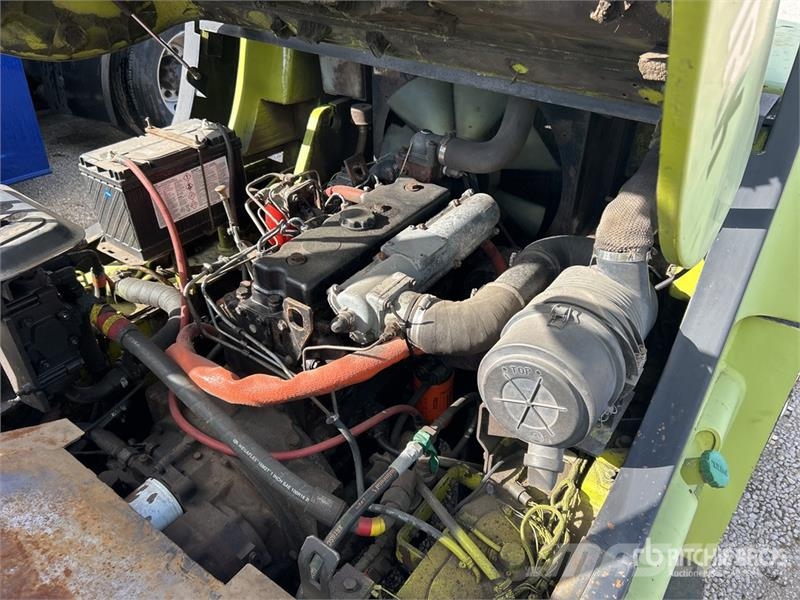 Clark CMP70 15500 lb Pneumatic Tire Forklift (Inoperable Iné