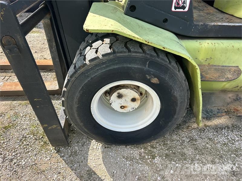 Clark CMP70 15500 lb Pneumatic Tire Forklift (Inoperable Iné