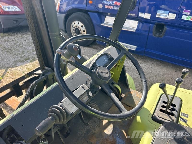 Clark CMP70 15500 lb Pneumatic Tire Forklift (Inoperable Iné