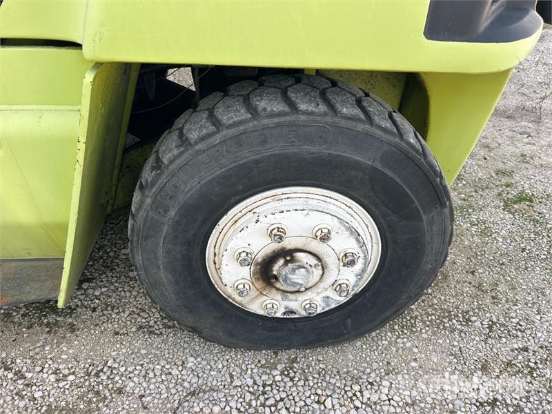 Clark CMP70 15500 lb Pneumatic Tire Forklift (Inoperable Iné