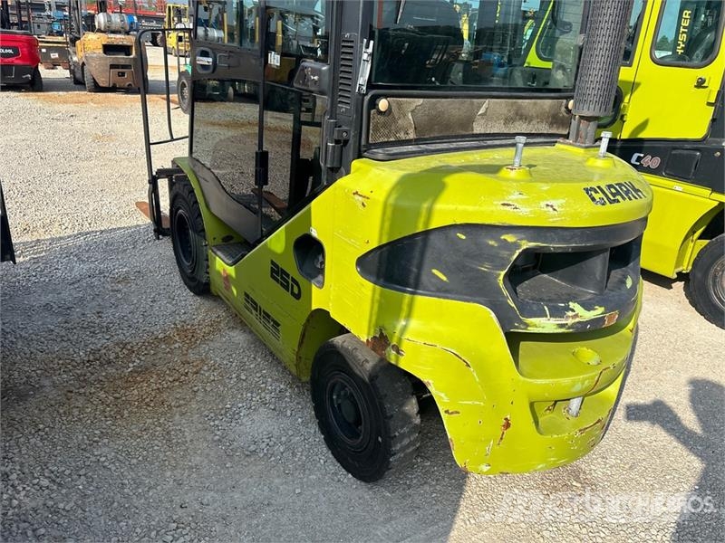 Clark S25D 4750 lb Pneumatic Tire Forklift Targoncák-Egyéb
