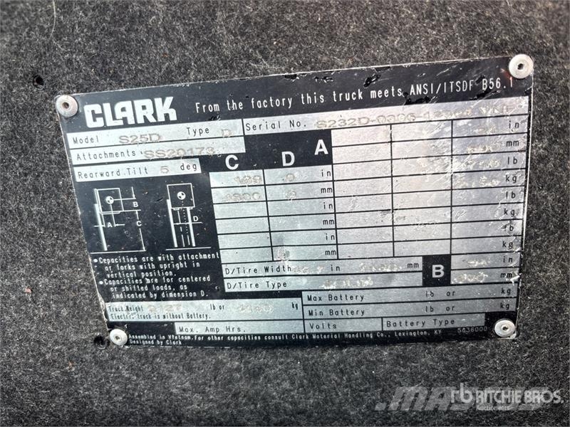 Clark S25D 4750 lb Pneumatic Tire Forklift Targoncák-Egyéb