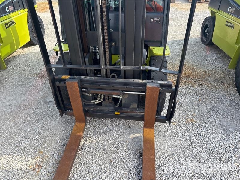 Clark S25D 4750 lb Pneumatic Tire Forklift Targoncák-Egyéb
