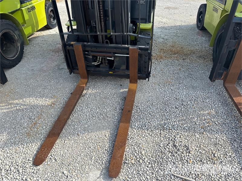 Clark S25D 4750 lb Pneumatic Tire Forklift Targoncák-Egyéb