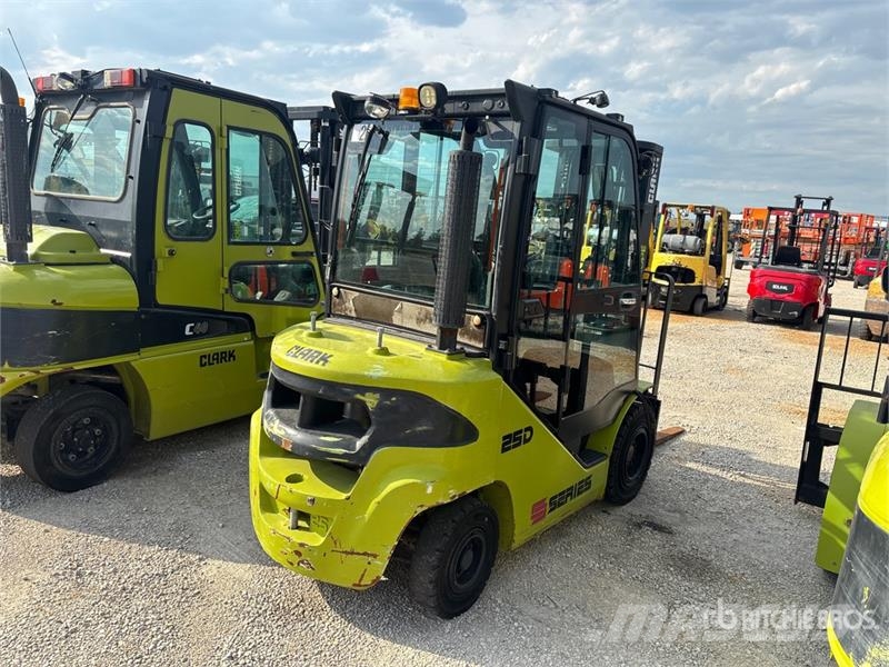 Clark S25D 4750 lb Pneumatic Tire Forklift Targoncák-Egyéb