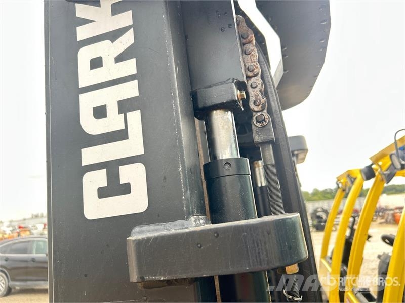 Clark S25D 5000 lb Pneumatic Tire Forklift Gaffeltrucker - Annet