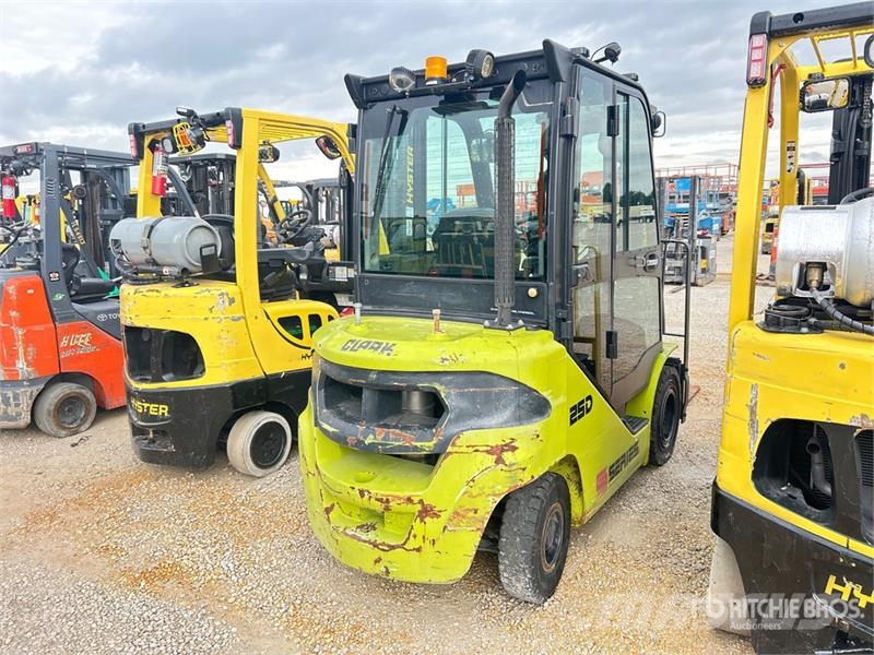 Clark S25D 5000 lb Pneumatic Tire Forklift Gaffeltrucker - Annet