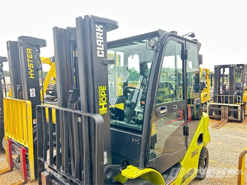Clark S25D 5000 lb Pneumatic Tire Forklift Gaffeltrucker - Annet