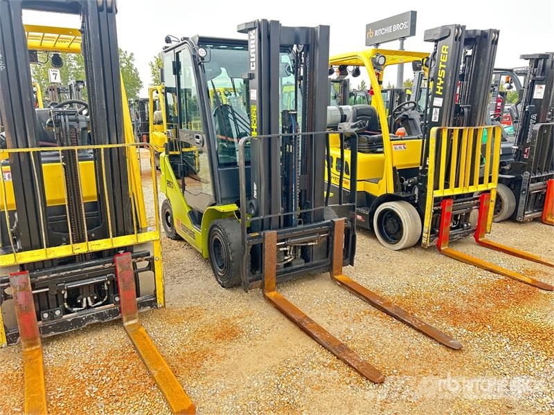 Clark S25D 5000 lb Pneumatic Tire Forklift Gaffeltrucker - Annet