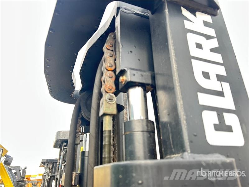 Clark S25D 5000 lb Pneumatic Tire Forklift Gaffeltrucker - Annet