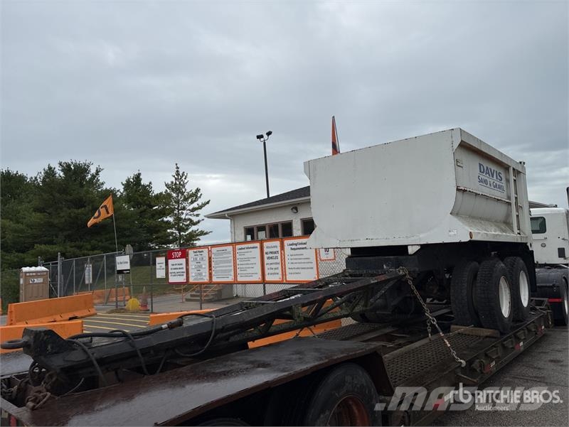 Clement 12 ft T/A Pup End Dump Trailer Bañeras