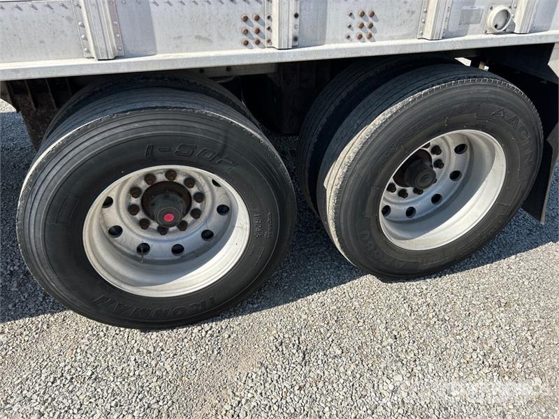Cornhusker 43 ft T/A Bottom Grain Trailer Graantransportwagen