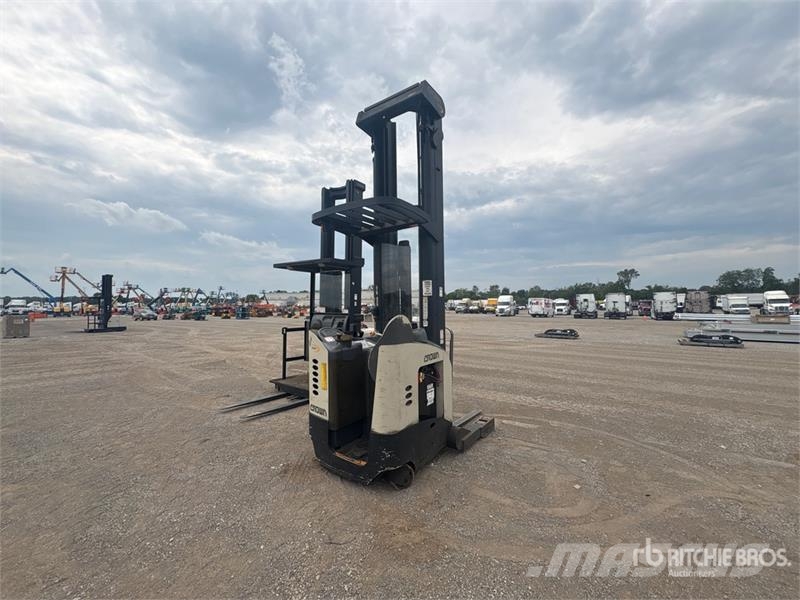 Crown RR 5200 Series 8660 lb Reach Truck 前移式叉车