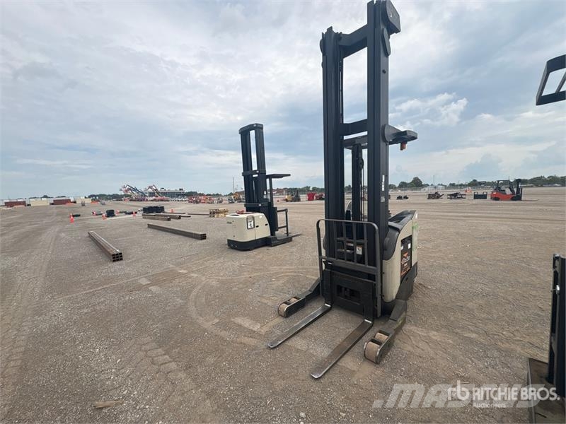 Crown RR 5200 Series 8660 lb Reach Truck 前移式叉车