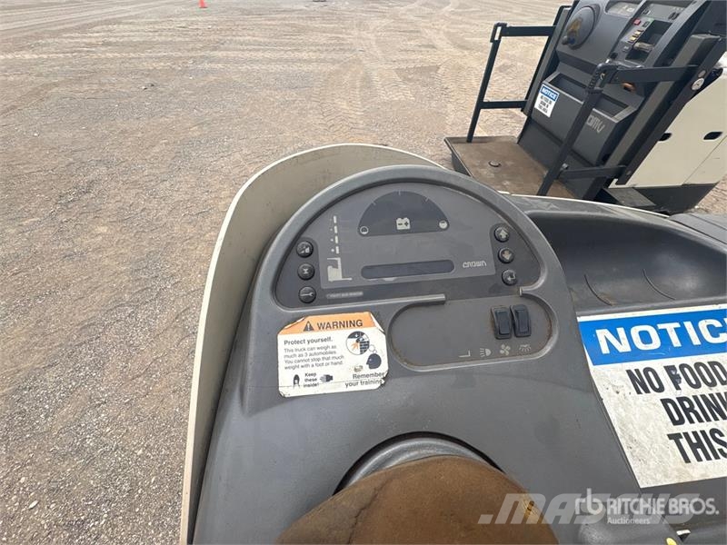 Crown RR 5200 Series 8660 lb Reach Truck 前移式叉车