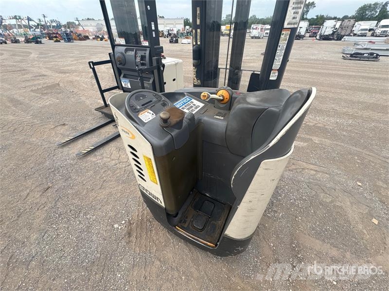 Crown RR 5200 Series 8660 lb Reach Truck 前移式叉车