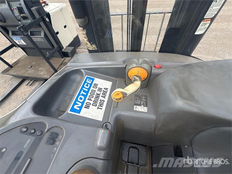 Crown RR 5200 Series 8660 lb Reach Truck 前移式叉车