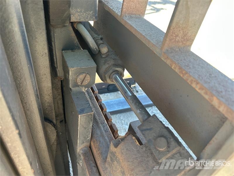 Crown RR3010-35 3500 lb Reach Truck Skyvemasttruck