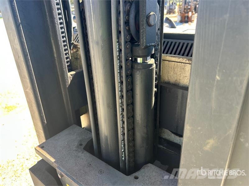 Crown RR3010-35 3500 lb Reach Truck Skyvemasttruck