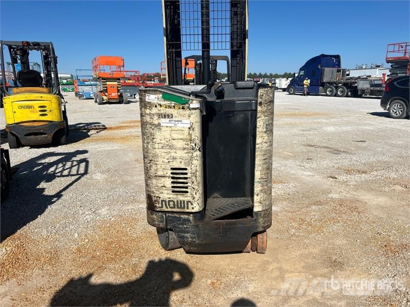 Crown RR3010-35 3500 lb Reach Truck Skyvemasttruck