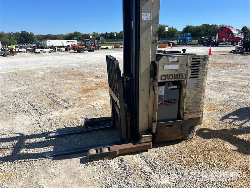 Crown RR3010-35 3500 lb Reach Truck Skyvemasttruck